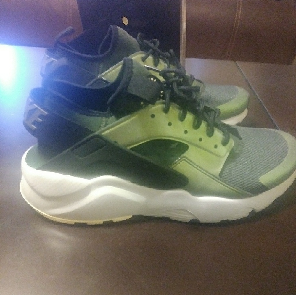 Size 8.5 Womens Olive Green Nike Huaraches
